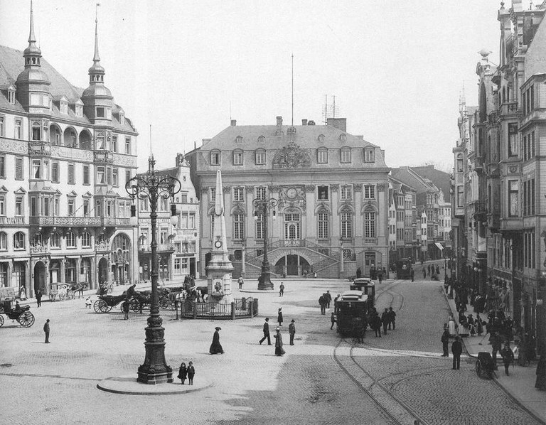 Bonner Rathaus und Marktplatz im Jahr 1904