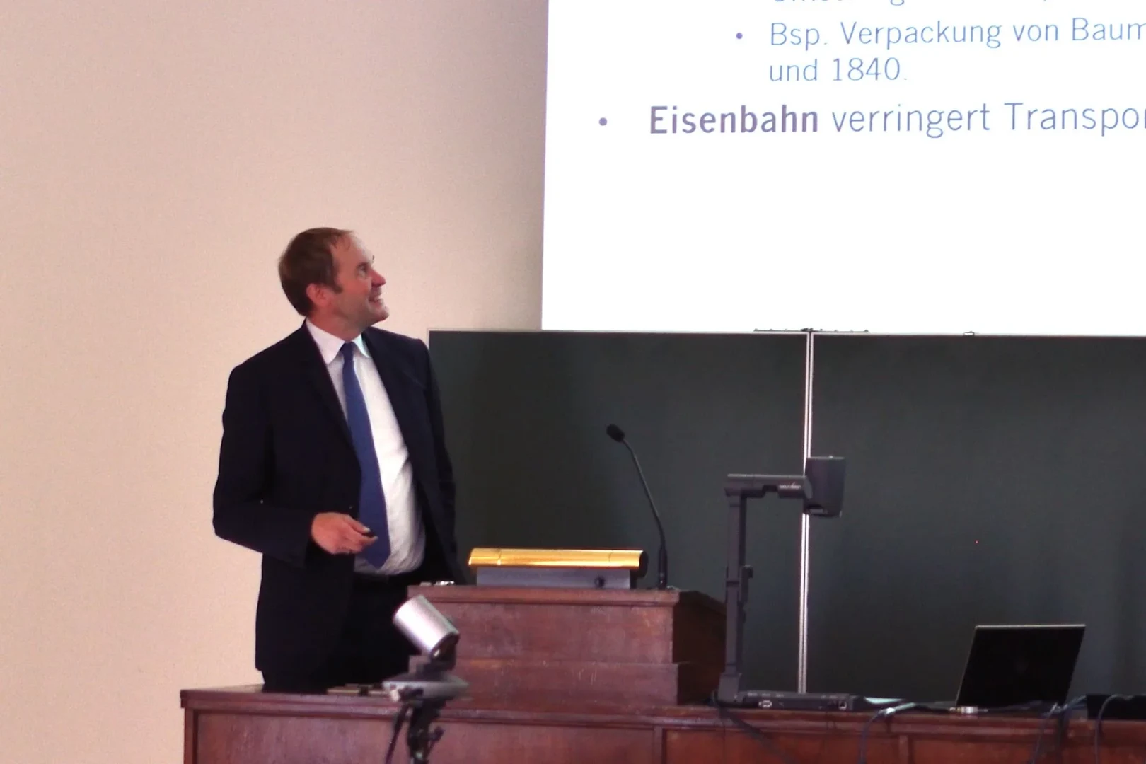 Professor Burhop hält eine Vorlesung.