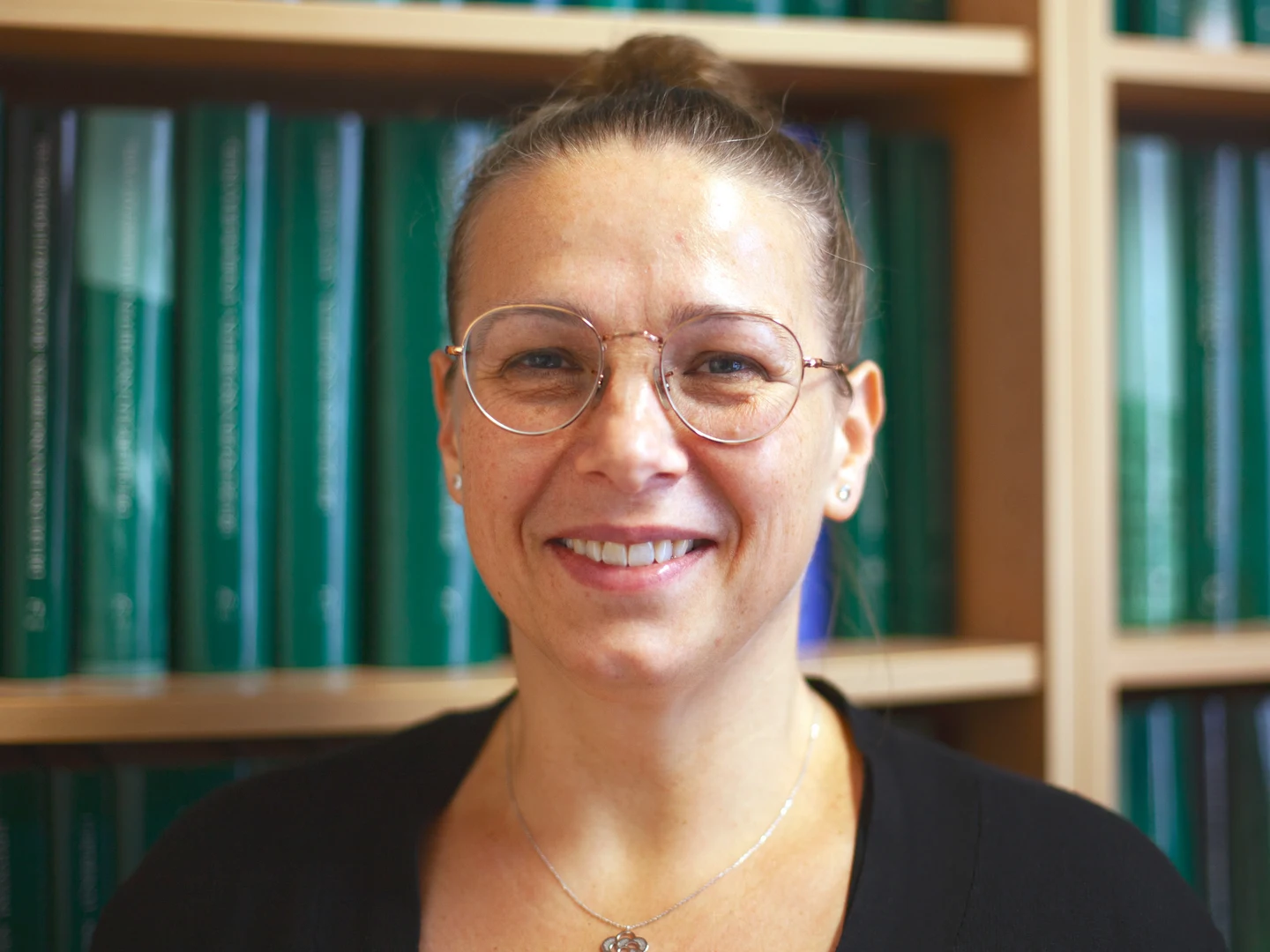 Eine Wissenschaftlerin der Arbeitsstelle Inschriften