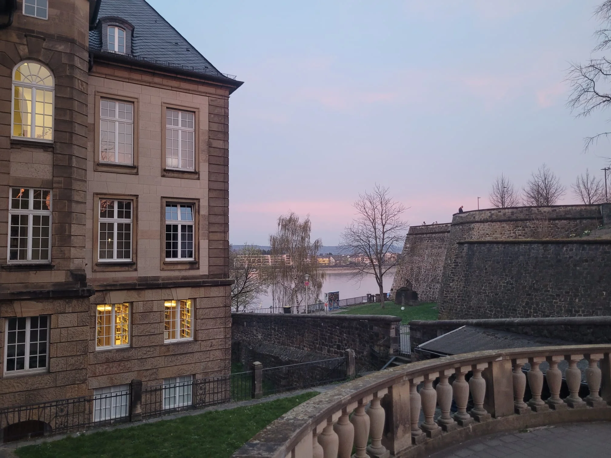 Institut am Abend.webp