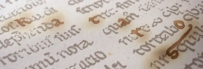 Eine Wissenschaftlerin und ein Wissenschaftler arbeiten hinter einer Glasfassade und mischen Chemikalien mit Großgeräten.