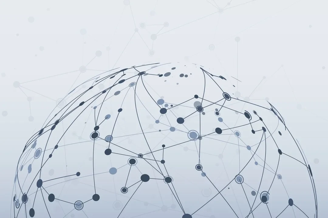 Eine Wissenschaftlerin und ein Wissenschaftler arbeiten hinter einer Glasfassade und mischen Chemikalien mit Großgeräten.